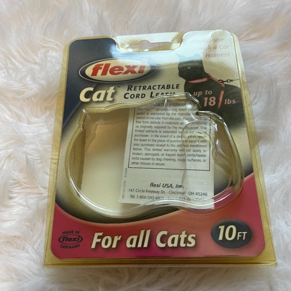 2 Flexi cat retractable leashes and 2 Med-Large Signature by Aspen Cat harness - Picture 5 of 8
